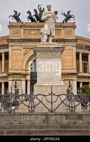 Monument à Ruggero Settimo devant le théâtre Politeama Garibaldi à Palerme. Île de Sicile. Italie Banque D'Images