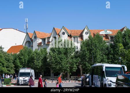 Bâtiments de style européen avec toit à pignon - architecture de style alpin, dans la ville d'Ifrane, Maroc, Afrique du Nord. entouré d'arbres. Banque D'Images