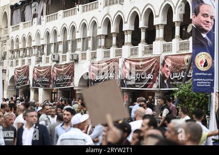 Le Caire, Égypte. 02 octobre 2023. Les partisans du président égyptien Abdel Fattah al-Sisi se rassemblent sur la place El Korba lors d'un rassemblement avant l'élection présidentielle de 2024, qui se tiendra sur trois jours en décembre. Crédit : Sayed Hassan/dpa/Alamy Live News Banque D'Images