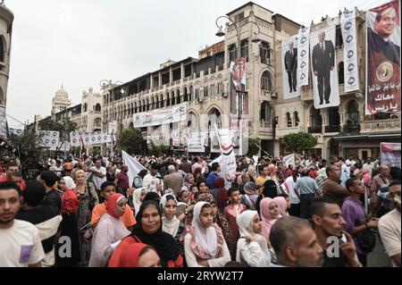 Le Caire, Égypte. 02 octobre 2023. Les partisans du président égyptien Abdel Fattah al-Sisi se rassemblent sur la place El Korba lors d'un rassemblement avant l'élection présidentielle de 2024, qui se tiendra sur trois jours en décembre. Crédit : Sayed Hassan/dpa/Alamy Live News Banque D'Images