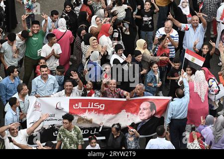 Le Caire, Égypte. 02 octobre 2023. Les partisans du président égyptien Abdel Fattah al-Sisi se rassemblent sur la place El Korba lors d'un rassemblement avant l'élection présidentielle de 2024, qui se tiendra sur trois jours en décembre. Crédit : Sayed Hassan/dpa/Alamy Live News Banque D'Images
