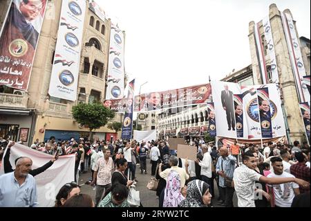 Le Caire, Égypte. 02 octobre 2023. Les partisans du président égyptien Abdel Fattah al-Sisi se rassemblent sur la place El Korba lors d'un rassemblement avant l'élection présidentielle de 2024, qui se tiendra sur trois jours en décembre. Crédit : Sayed Hassan/dpa/Alamy Live News Banque D'Images