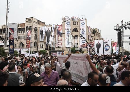 Le Caire, Égypte. 02 octobre 2023. Les partisans du président égyptien Abdel Fattah al-Sisi se rassemblent sur la place El Korba lors d'un rassemblement avant l'élection présidentielle de 2024, qui se tiendra sur trois jours en décembre. Crédit : Sayed Hassan/dpa/Alamy Live News Banque D'Images