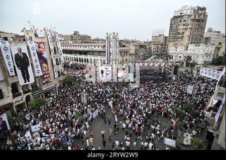 Le Caire, Égypte. 02 octobre 2023. Les partisans du président égyptien Abdel Fattah al-Sisi se rassemblent sur la place El Korba lors d'un rassemblement avant l'élection présidentielle de 2024, qui se tiendra sur trois jours en décembre. Crédit : Sayed Hassan/dpa/Alamy Live News Banque D'Images