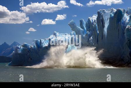 Vêlage de glace de la face terminale du glacier Perito Moreno dans le parc national Los Glaciares dans la province de Santa Cruz en Patagonie, dans le sud de l'Argentine Banque D'Images