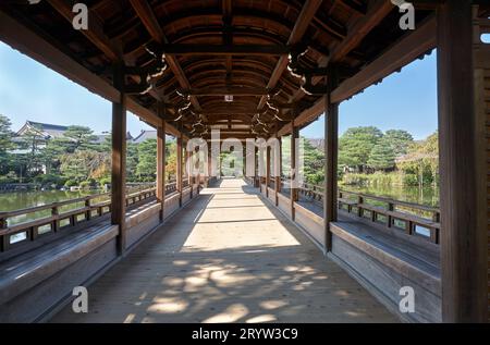 Galerie du pont couvert Taihei-kaku (Hashidono) dans le jardin du sanctuaire Heian-jingu. Kyoto. Japon Banque D'Images