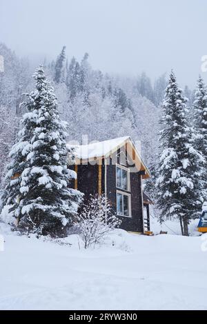 Maison dans la forêt de sapins Teletsky Altai station de ski de montagne d'hiver Banque D'Images