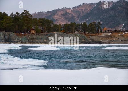 Rapides de la rivière Altaï Katun avec des rives couvertes de glace et de neige en saison d'hiver près de la colonie Elekmonar. Banque D'Images