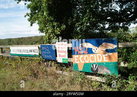 FICHIER PICS. 2 octobre 2023. Sky News ont annoncé aujourd'hui, le 2 octobre 2023, de la conférence du Parti conservateur à Manchester que le tronçon nord du train à grande vitesse 2 de Birmingham à Manchester a été annulé. Wendover Dean, Aylesbury, Buckinghamshire, Royaume-Uni. 14 septembre 2023. Anti HS2 signe à Wendover Dean, Aylesbury, Buckinghamshire. La construction de la phase 1 du train à grande vitesse HS2 de Londres à Birmingham se poursuit dans les Chilterns, mais le Terminus Euston a été arrêté en raison de la hausse des coûts. Crédit : Maureen McLean/Alamy Live News Banque D'Images