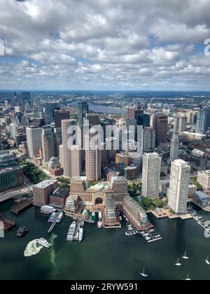 Une vue aérienne du centre-ville de Boston le long du port de Boston avec des bateaux. Banque D'Images