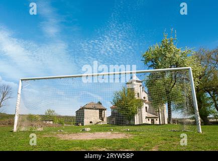 Ancienne église et but de football Sydoriv (village, région de Ternopil, Ukraine) Banque D'Images