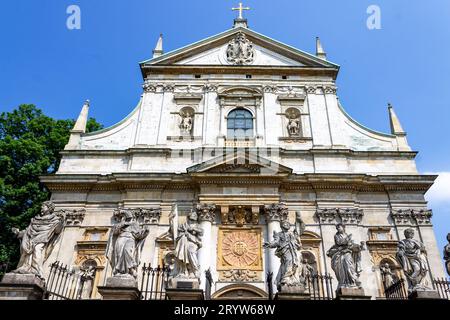 Une photo en angle bas de l'église des Saints Pierre et Paul dans le centre-ville de Cracovie, en Pologne. Banque D'Images
