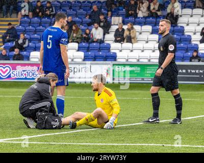 Pendant le match de FA Cup contre le Warrington Rylands FC Macclesfield, le gardien Conor O'Keefe avait besoin d'un traitement physio sur une jambe blessée Banque D'Images