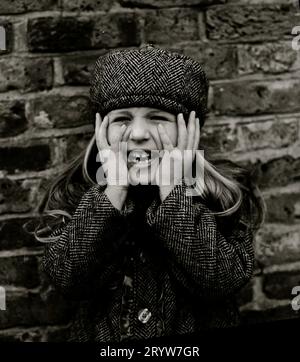 enfant petite fille. emotions.fear. scared.portrait. portraits de filles. noir et blanc. Photo analogique.format moyen analogique. Banque D'Images