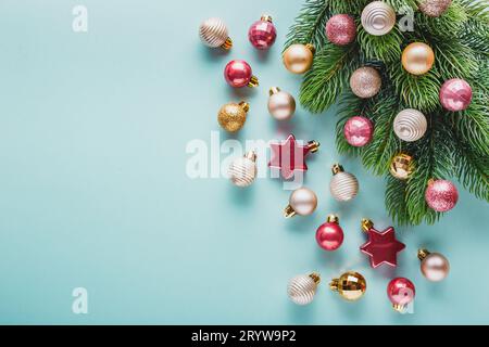 Beaucoup de boules de Noël de couleur or et rose. Banque D'Images