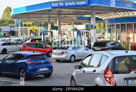 Slubice, Pologne. 02 octobre 2023. Seuls les véhicules allemands sont garés à la station-service Aral à Slubice, en Pologne, pour faire le plein de diesel ou d’essence à bas prix. Depuis des semaines, les prix du carburant en Pologne sont parmi les plus bas de l'UE. Le prix moyen de l'essence et du carburant diesel est actuellement de 5,99 zloty par litre - l'équivalent de 1,30 euros, ce qui est nettement moins qu'en Allemagne. Le tourisme à la pompe a augmenté à la frontière germano-polonaise. Avec une part de marché de 65 à 70 pour cent, Orlen fixe les prix - d'autres doivent suivre. Crédit : Patrick Pleul/dpa/Alamy Live News Banque D'Images