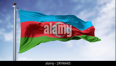 Le drapeau national de l'Azerbaïdjan agité dans le vent par temps clair. Tricolore horizontal bleu, rouge, vert avec croissant blanc et étoile. 3D illustration Banque D'Images