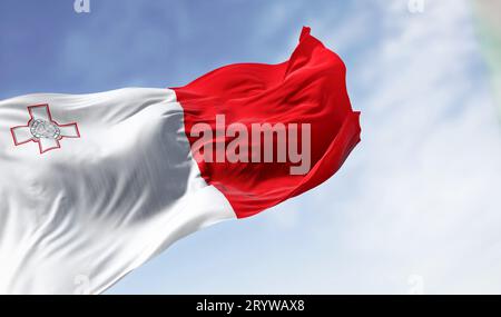 Le drapeau national de Malte agite dans le vent par temps clair. Blanc et rouge avec George Cross dans le canton à rayures blanches. 3d rendu d'illustration. fabr. De flottement Banque D'Images