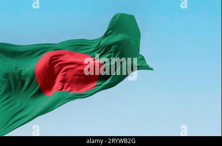 Drapeau national du Bangladesh agitant dans le vent par temps clair. Bannière vert foncé avec un disque rouge ou soleil sur le dessus. rendu d'illustration 3d. Fab. Volante Banque D'Images