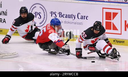 Ostrava, Pologne. 02 octobre 2023. De gauche à droite Brendon Hurst du Canada, Tchèque Filip Vesely, Auren Halbert du Canada en action lors du match de la coupe internationale de para-hockey 2023 République tchèque vs Canada à Ostravar Arena à Ostrava, République tchèque, le 2 octobre 2023. Crédit : Jaroslav Ozana/CTK photo/Alamy Live News Banque D'Images