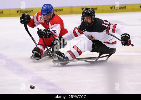 Ostrava, Pologne. 02 octobre 2023. De gauche à droite Zdenek Habl, Dominic Cozzolino de Canda en action lors du match de la coupe internationale de para-hockey 2023 République tchèque vs Canada à Ostravar Arena à Ostrava, République tchèque, le 2 octobre 2023. Crédit : Jaroslav Ozana/CTK photo/Alamy Live News Banque D'Images