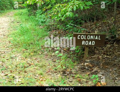 La photo montre le panneau Colonial Road à côté du sentier de randonnée au parc militaire national de Kings Mountain, Caroline du Sud États-Unis. Banque D'Images