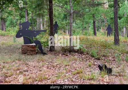 La photo montre la silhouette de soldats coloniaux avec des fusils sur le sentier de randonnée au parc militaire national de Kings Mountain, Caroline du Sud États-Unis. Banque D'Images