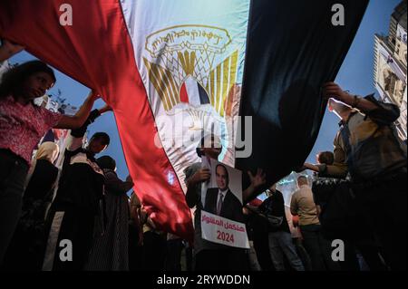 Le Caire, Égypte. 02 octobre 2023. Les partisans du président égyptien Abdel Fattah al-Sisi se rassemblent sur la place El Korba lors d'un rassemblement avant l'élection présidentielle de 2024, qui se tiendra sur trois jours en décembre. Crédit : Sayed Hassan/dpa/Alamy Live News Banque D'Images
