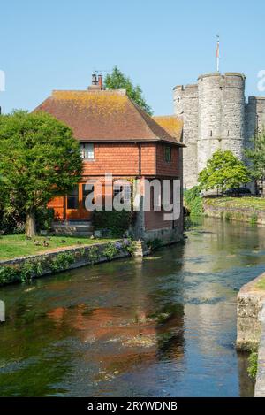 Paysage urbain de Canterbury, Kent Royaume-Uni avec la tour West Gate et le canal de la rivière Stour. Banque D'Images