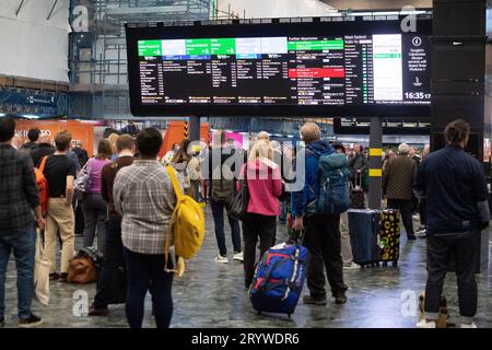 Euston, Londres, Royaume-Uni. 28 septembre 2023. Passagers à la gare Euston à Londres. D'autres actions et grèves des travailleurs ferroviaires commencent à partir de demain. L'action industrielle comprend des interdictions d'heures supplémentaires et une grève les 30 septembre et 4 octobre. Les grèves ont trait à une question continue concernant les salaires ainsi qu'à la fermeture proposée des guichets ferroviaires. Crédit : Maureen McLean/Alamy Banque D'Images