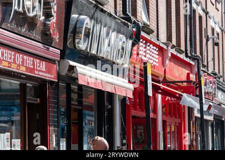 Gros plan des restaurants indiens à Brick Lane, Londres, E1. Banque D'Images