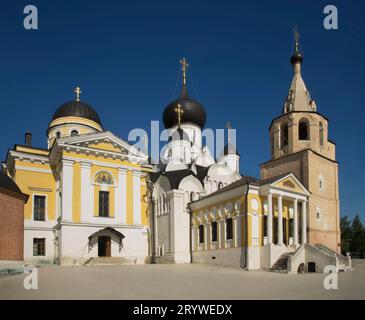 Cathédrale de la Trinité vivifiante et cathédrale de l'Assomption de la Bienheureuse Vierge Marie au monastère de la Sainte Dormition à Staritsa. Oblast de Tver. Russie Banque D'Images