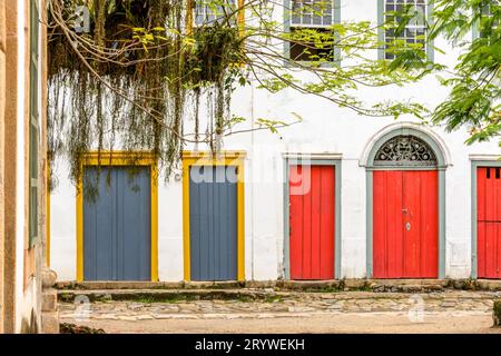 Façade de maisons de style colonial dans les rues de Paraty Banque D'Images