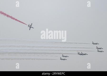 Le Caire, Égypte. 02 octobre 2023. Les avions se produisent alors que les partisans du président égyptien Abdel Fattah al-Sisi se rassemblent sur la place El Korba lors d'un rassemblement en prévision de l'élection présidentielle de 2024, qui se tiendra sur trois jours en décembre. Crédit : Sayed Hassan/dpa/Alamy Live News Banque D'Images