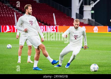 Les joueurs du Bayern Munich Harry Kane (à gauche) et Konrad Laimer lors d'une séance d'entraînement au stade Parken à Copenhague le 2 octobre 2023 avant leur match de football du Groupe A De l'UEFA Champions League contre le FC Copenhague. Banque D'Images