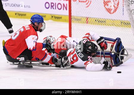 Ostrava, Pologne. 02 octobre 2023. De gauche à droite le tchèque Radek Zelinka, Micah Kovacevich, du Canada, et le tchèque Martin Kudela en action lors du match de la coupe internationale de para-hockey 2023 République tchèque vs Canada à Ostravar Arena à Ostrava, République tchèque, le 2 octobre 2023. Crédit : Jaroslav Ozana/CTK photo/Alamy Live News Banque D'Images