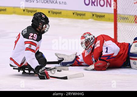 Ostrava, Pologne. 02 octobre 2023. De gauche à droite Micah Kovacevich, du Canada, et le Tchèque Martin Kudela en action lors du match de la coupe internationale de para-hockey 2023 République tchèque vs Canada à Ostravar Arena à Ostrava, République tchèque, le 2 octobre 2023. Crédit : Jaroslav Ozana/CTK photo/Alamy Live News Banque D'Images