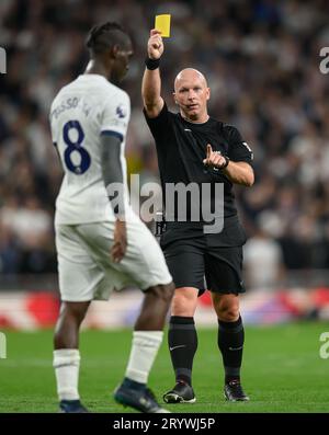 Londres, Royaume-Uni. 30 septembre 2023. 30 septembre 2023 - Tottenham Hotspur v Liverpool - Premier League - Tottenham Hotspur Stadium arbitre Simon Hooper montre à Yves Bissouma un carton jaune lors du match contre Liverpool. Crédit photo : Mark pain/Alamy Live News Banque D'Images