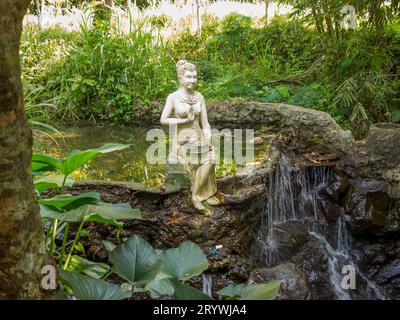 Statue de déesse féminine à Bali sur un lac romantique, Indonésie Banque D'Images