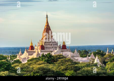 Le temple Ananda, situé à Bagan, Myanmar, est un temple bouddhiste construit par le roi Kyanzittha de la dynastie païenne. Banque D'Images