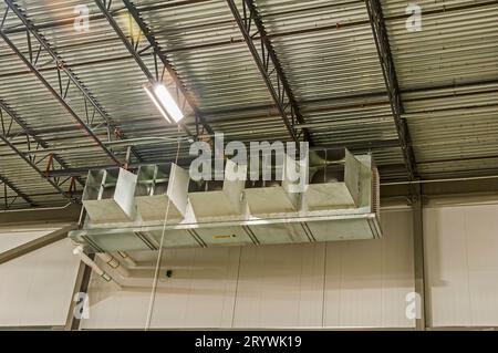 Ventilateur d'évaporateur de réfrigération industriel à cinq ventilateurs dans un entrepôt de stockage à froid à cycle d'ammoniac. Banque D'Images