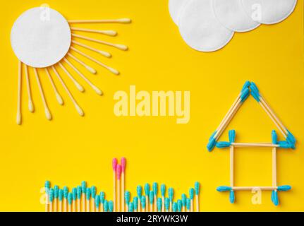 Composition de cotons-tiges et de disques sur fond jaune. Le concept de matériaux écologiques, naturels, biodégradables, articles d'hygiène Banque D'Images
