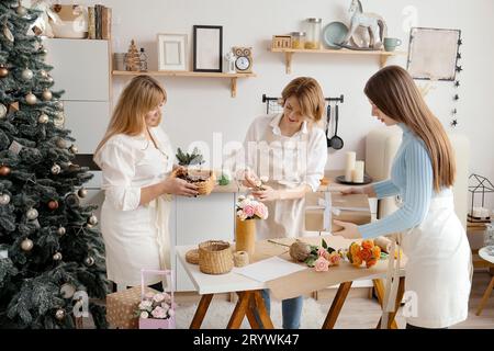 Fille fait des fleurs à partir du savon. Hobby, processus créatif. Cadeaux DIY. Savon à la main, les filles préparent des cadeaux pour le nouvel an et Noël. Fête des mères, Banque D'Images