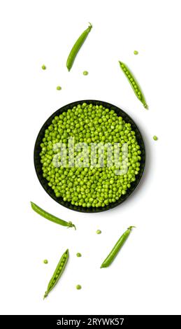 Grains pelés de pois verts frais dans une assiette noire ronde et gousses de pois verts sur fond blanc, vue de dessus. Protéines végétales, produits sains. Banque D'Images