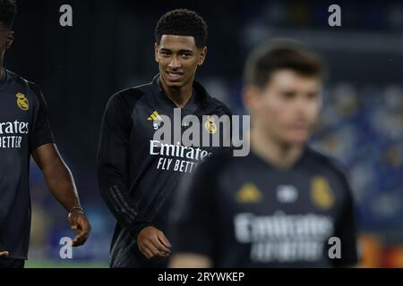 Jude Bellingham, milieu de terrain anglais du Real Madrid, regarde pendant l'entraînement avant le match de l'UEFA Champions League contre le ssc napoli au stade Diego Armando Maradona le 02 octobre 2023, à Naples, en Italie. Banque D'Images