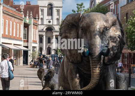 Herd of Hope Elephant sculptures à Brushfield Street Spitalfields, Londres E1. Banque D'Images