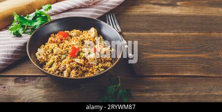 Couscous à la dinde, tomates, champignons et avocat. Banque D'Images