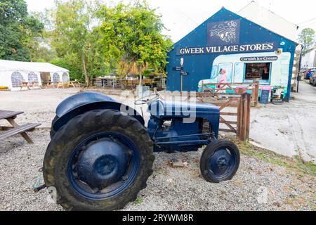 Gweek est un petit village de Cornwall en Angleterre, magasins de village local et tracteur sur l'affichage, Cornwall, Angleterre, Royaume-Uni Banque D'Images