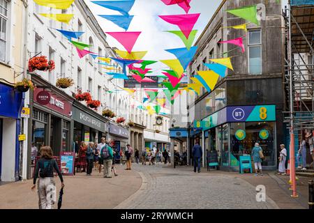 Falmouth Cornwall, rue haute, guirlande de rue au-dessus des magasins et des magasins dans le centre-ville de Falmouth, Angleterre, Royaume-Uni, 2023 Banque D'Images