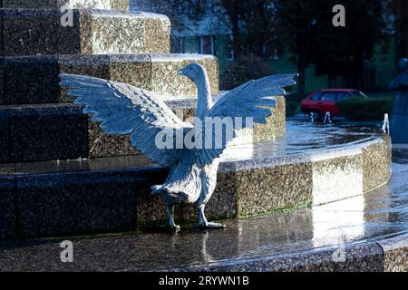 Statue d'oiseau dans la fontaine en gros plan Banque D'Images